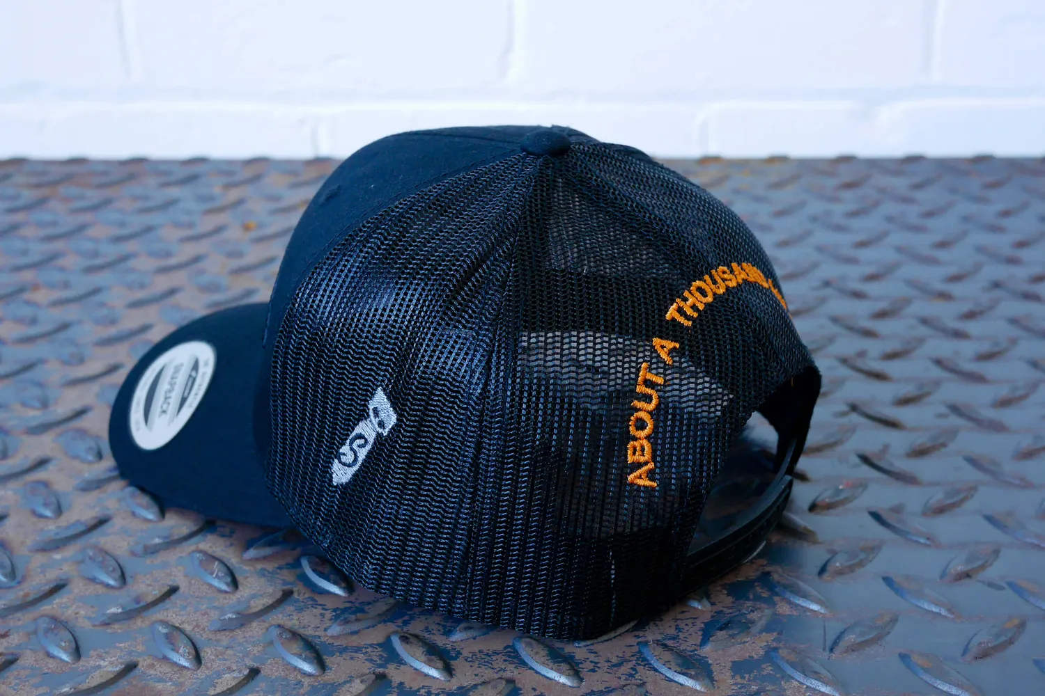 Oil Can Thousand Miles truckerkeps svart snapback