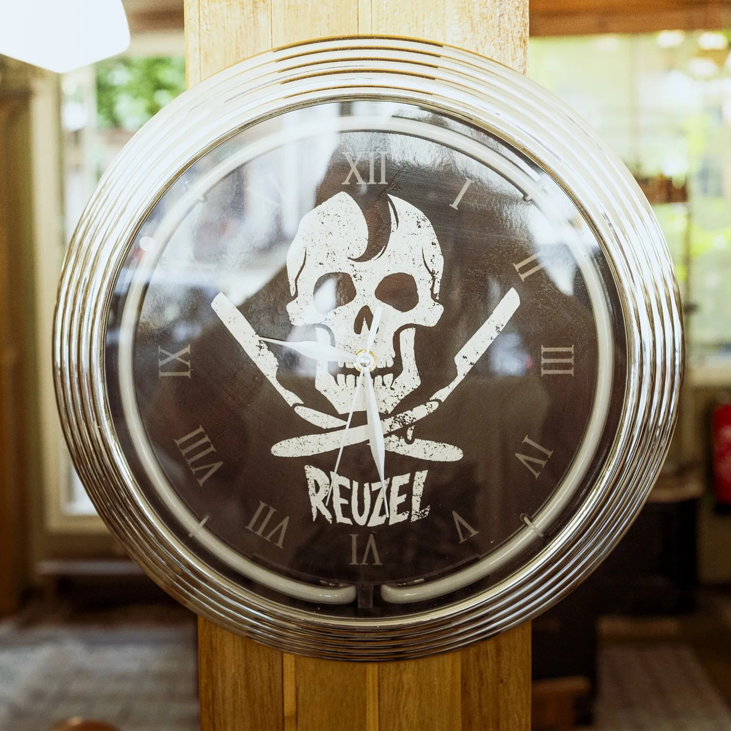 Reuzel Jolly Roger neonklocka vägg 38 cm