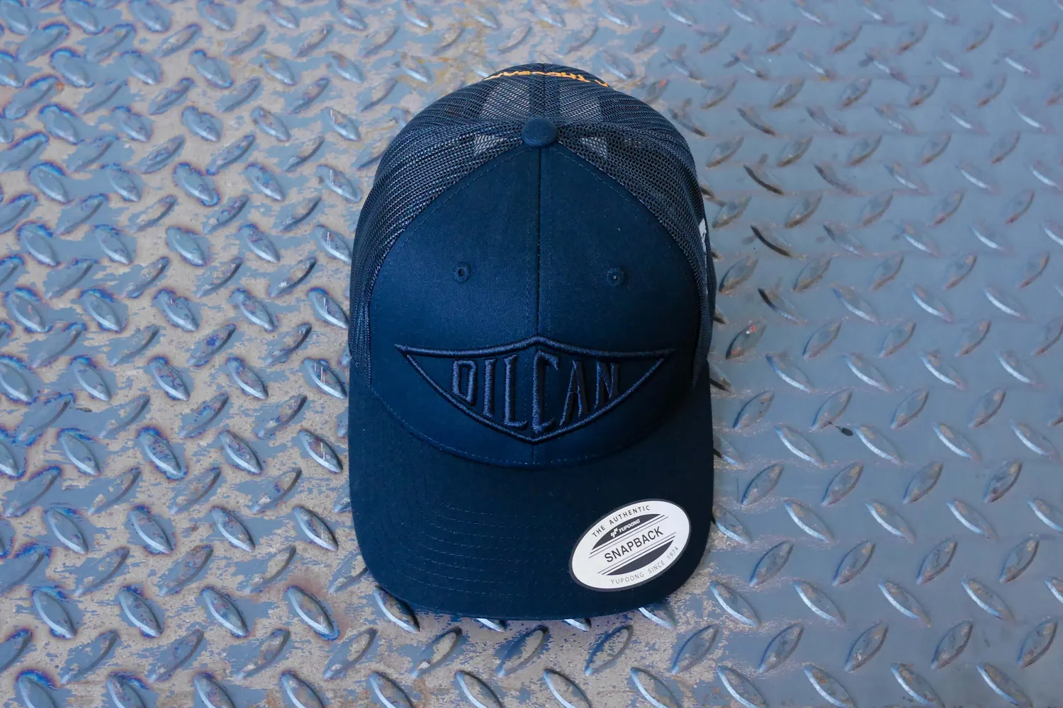 Oil Can Thousand Miles truckerkeps svart snapback
