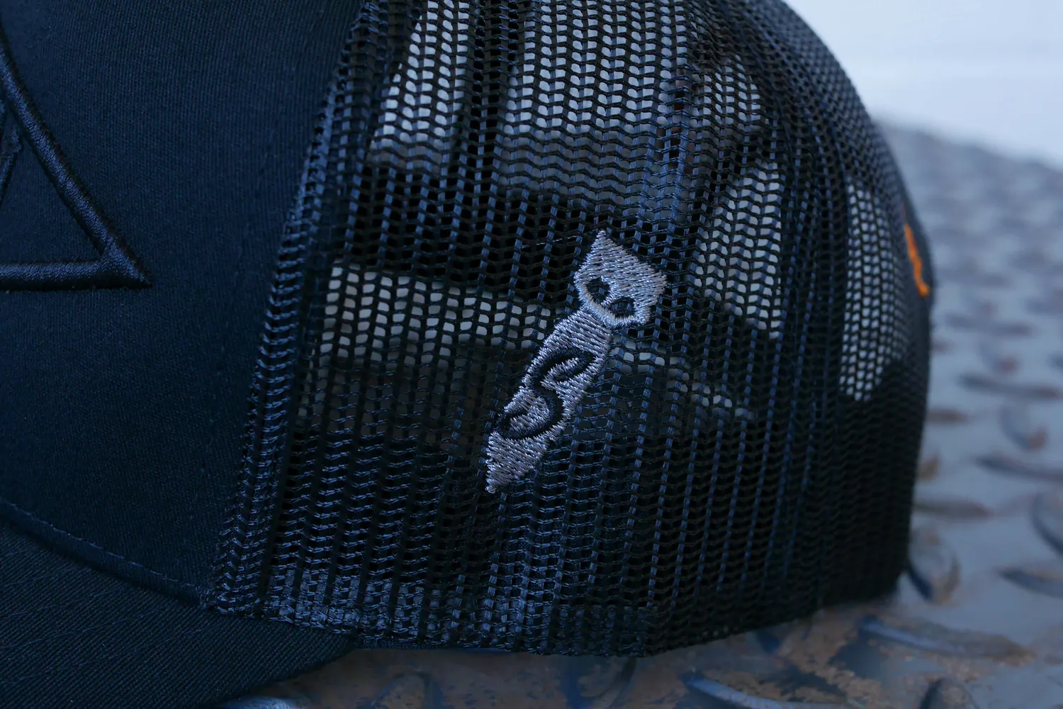 Oil Can Thousand Miles truckerkeps svart snapback