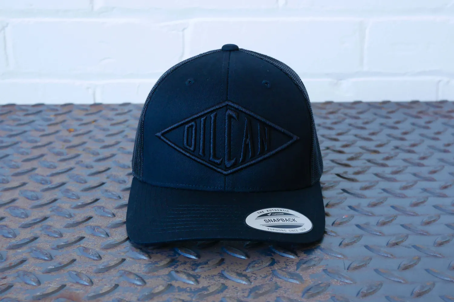 Oil Can Thousand Miles truckerkeps svart snapback