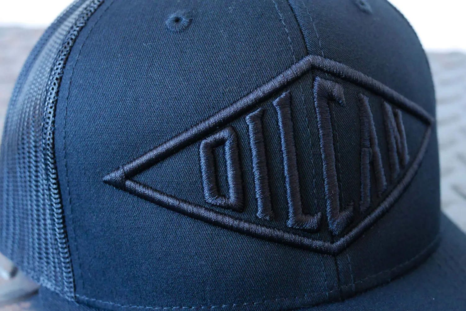 Oil Can Thousand Miles truckerkeps svart snapback