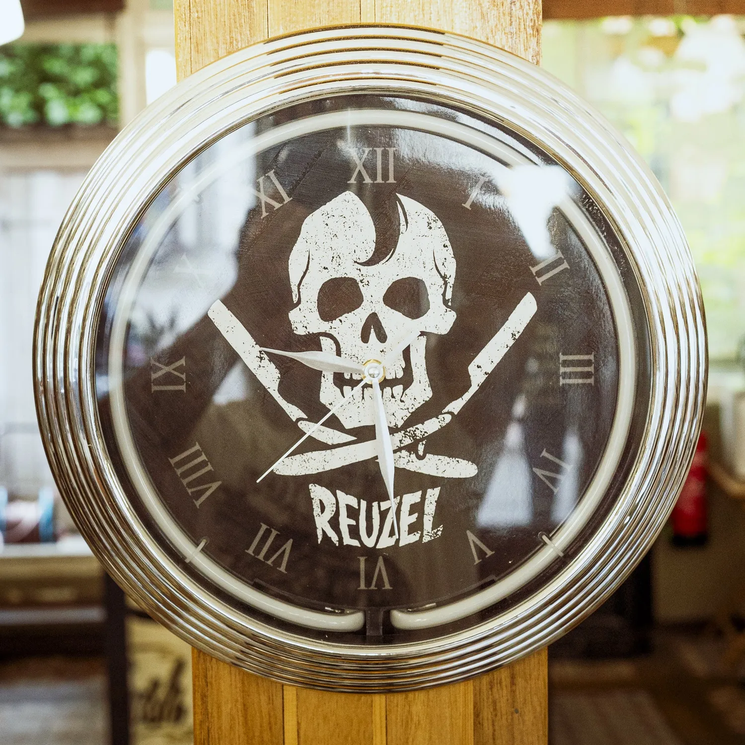 Reuzel Jolly Roger neonklocka vägg 38 cm